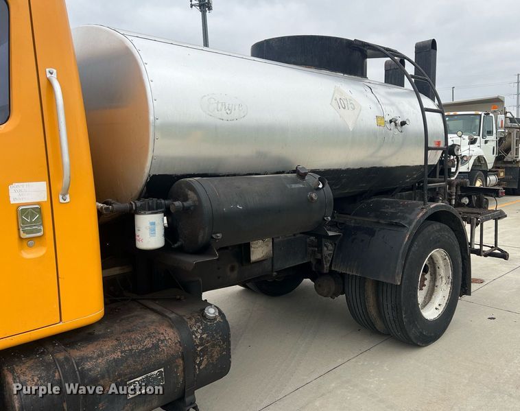 image for item NL9119 1996 International 4700  oil distributor truck