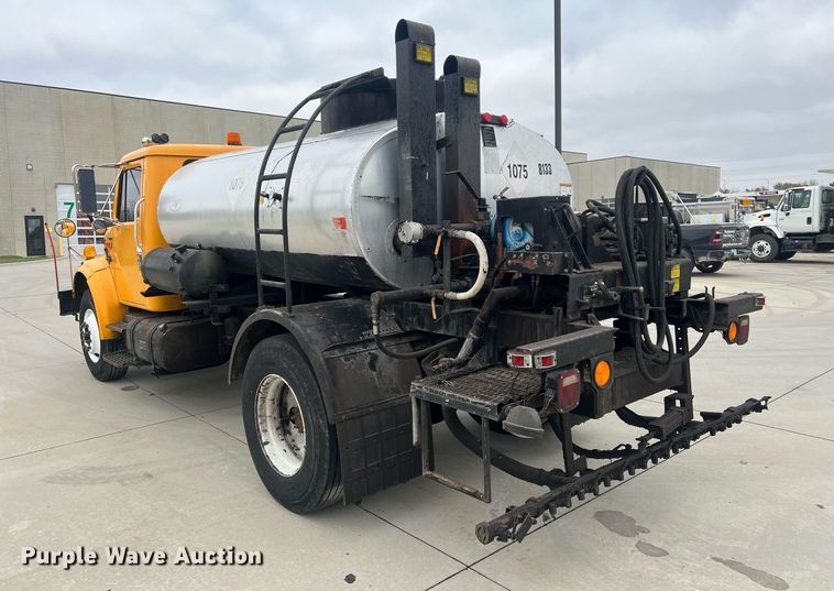 image for item NL9119 1996 International 4700  oil distributor truck