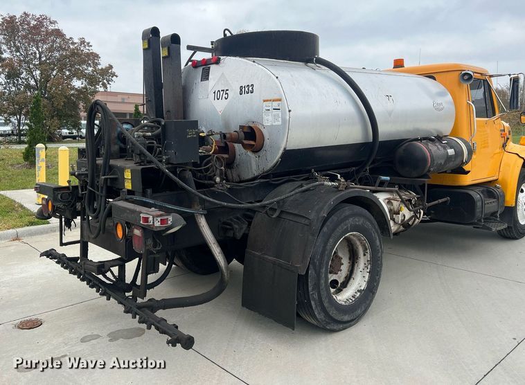 image for item NL9119 1996 International 4700  oil distributor truck