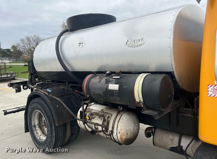 image for item NL9119 1996 International 4700  oil distributor truck