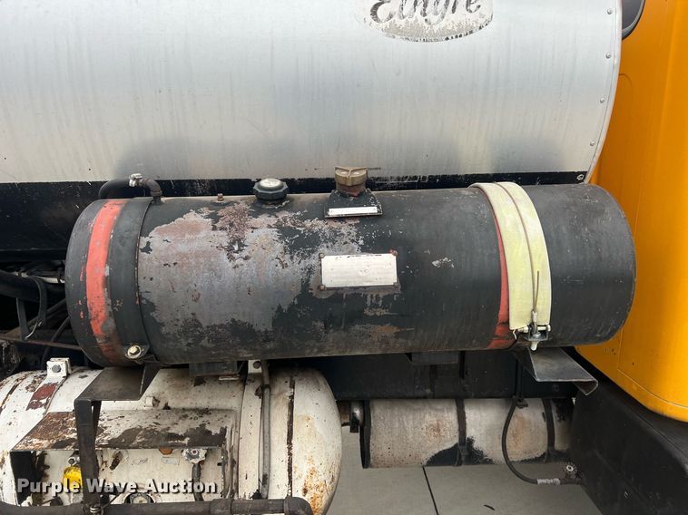 image for item NL9119 1996 International 4700  oil distributor truck