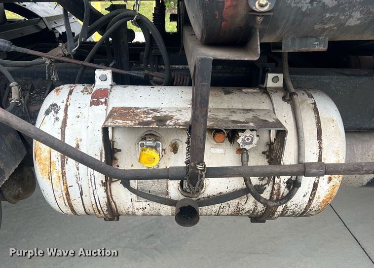 image for item NL9119 1996 International 4700  oil distributor truck