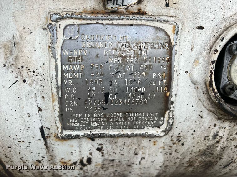 image for item NL9119 1996 International 4700  oil distributor truck