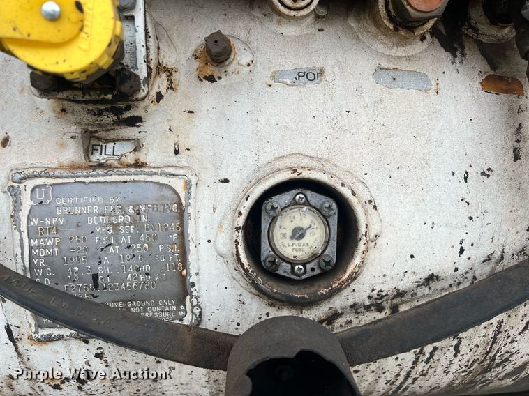 image for item NL9119 1996 International 4700  oil distributor truck