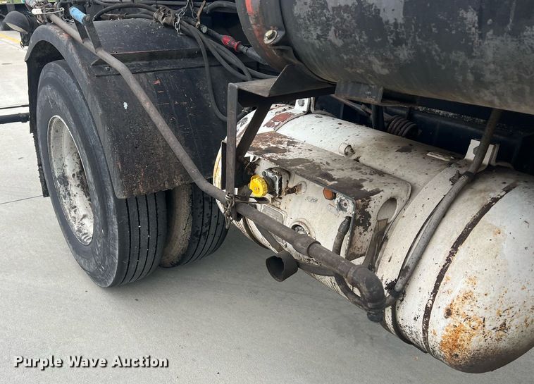 image for item NL9119 1996 International 4700  oil distributor truck