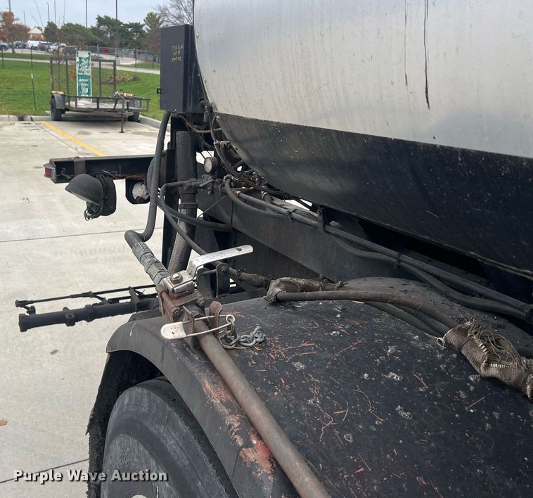 image for item NL9119 1996 International 4700  oil distributor truck