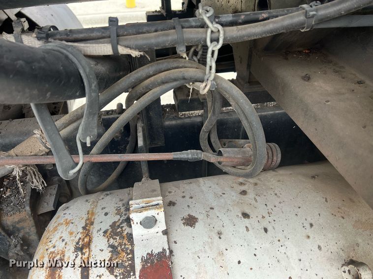 image for item NL9119 1996 International 4700  oil distributor truck