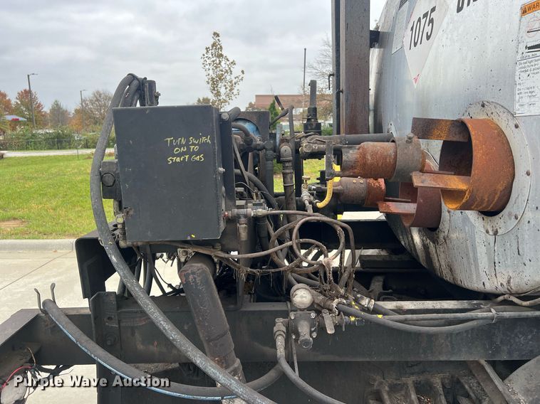 image for item NL9119 1996 International 4700  oil distributor truck