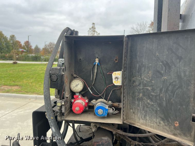 image for item NL9119 1996 International 4700  oil distributor truck