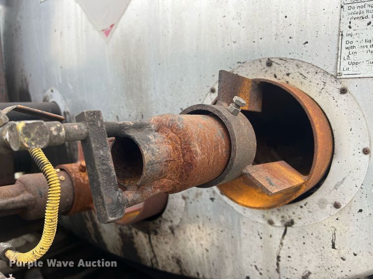 image for item NL9119 1996 International 4700  oil distributor truck