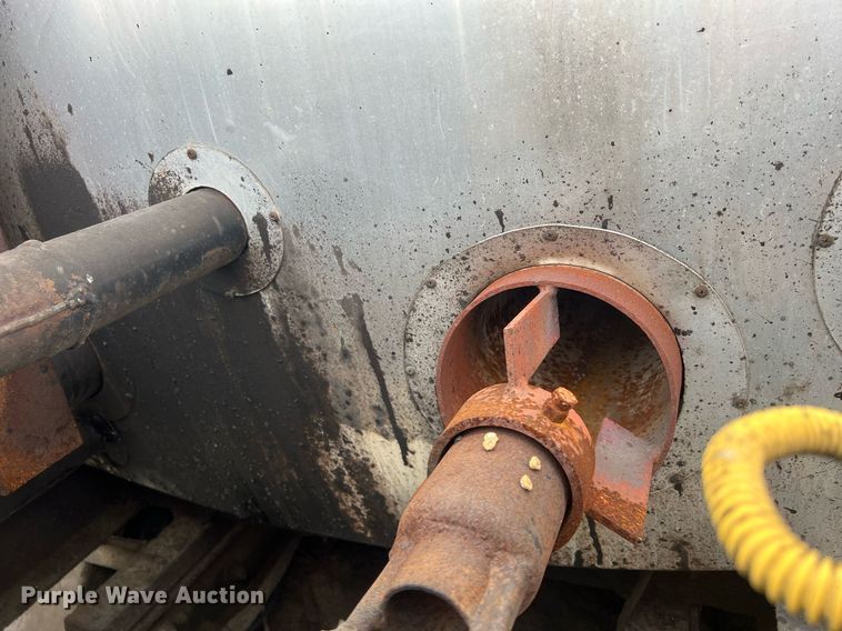 image for item NL9119 1996 International 4700  oil distributor truck