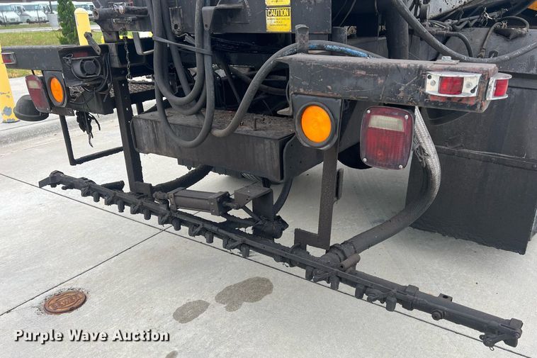 image for item NL9119 1996 International 4700  oil distributor truck