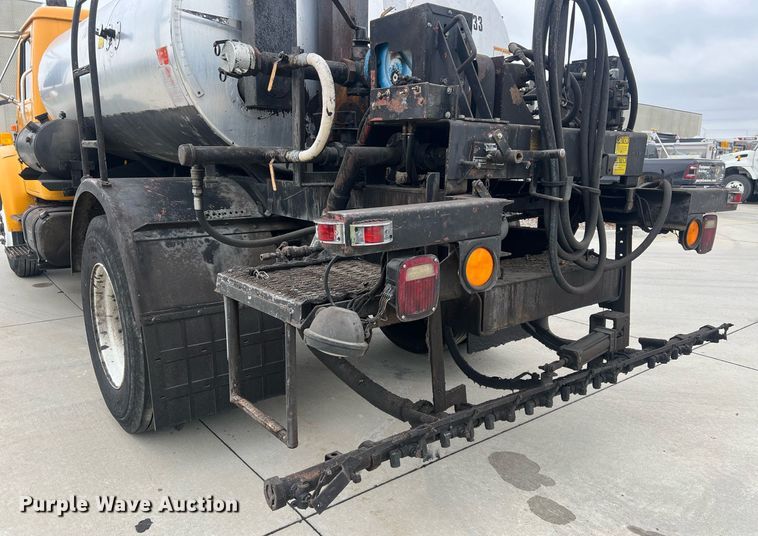 image for item NL9119 1996 International 4700  oil distributor truck