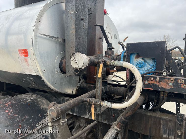 image for item NL9119 1996 International 4700  oil distributor truck