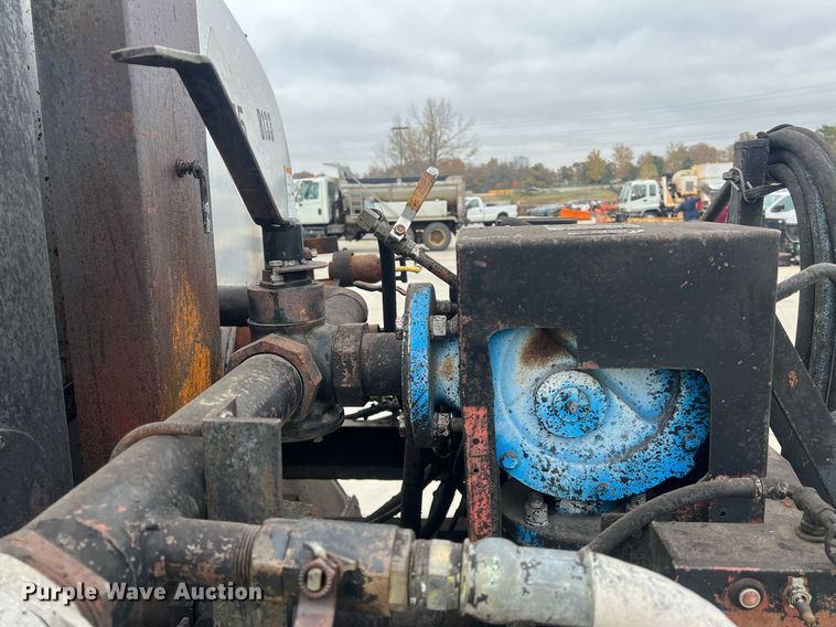 image for item NL9119 1996 International 4700  oil distributor truck