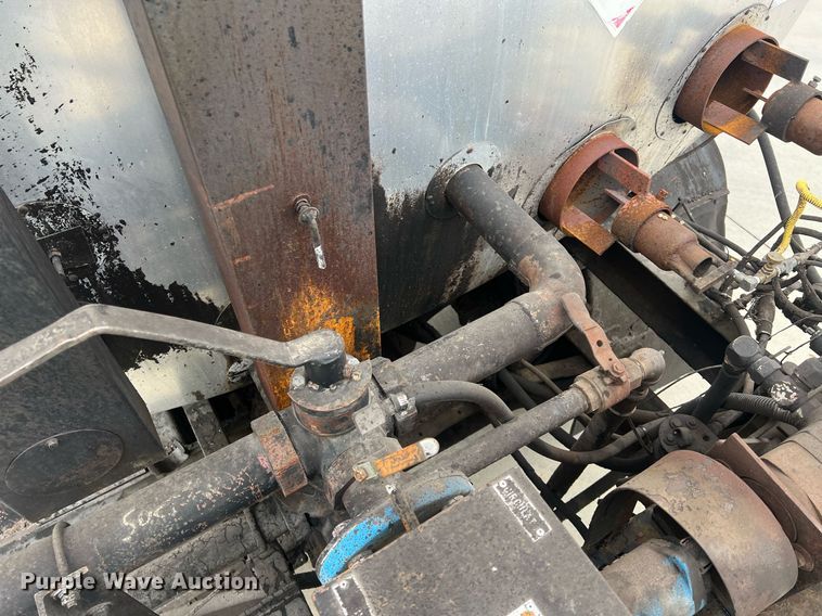 image for item NL9119 1996 International 4700  oil distributor truck