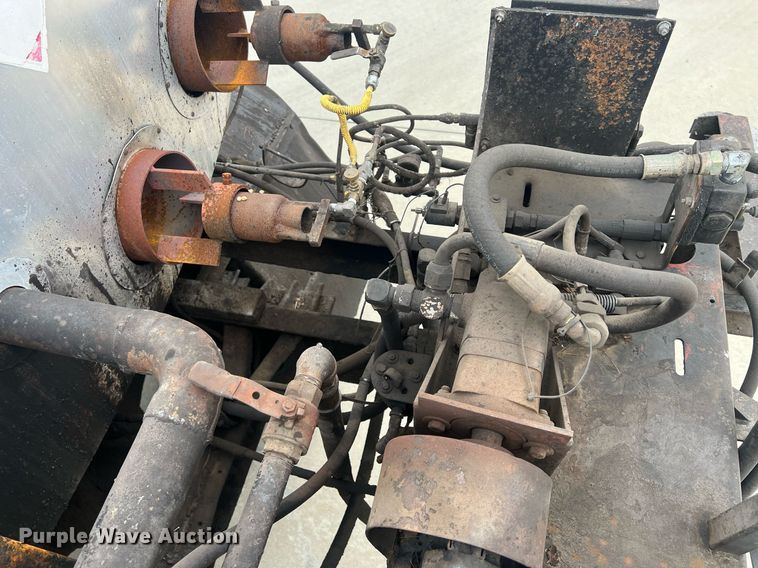 image for item NL9119 1996 International 4700  oil distributor truck