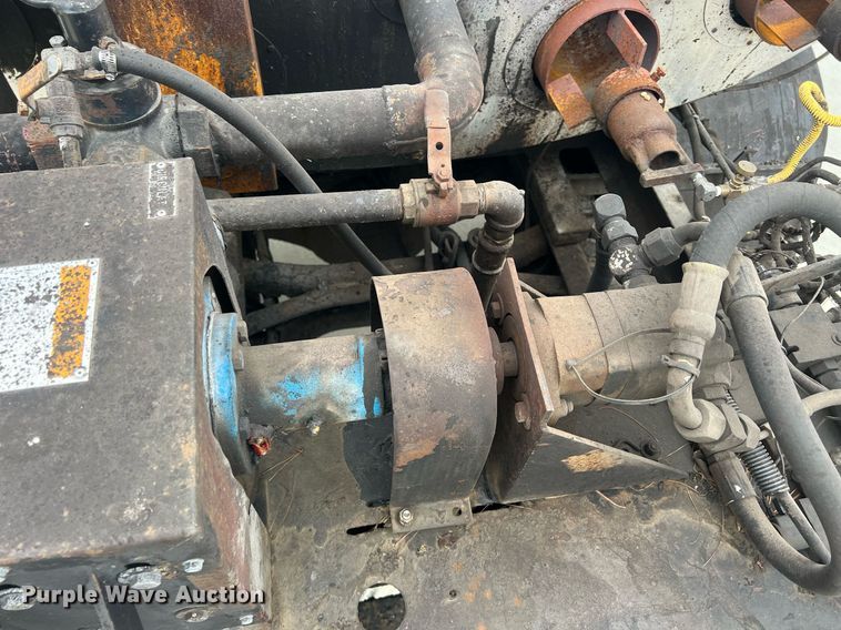 image for item NL9119 1996 International 4700  oil distributor truck