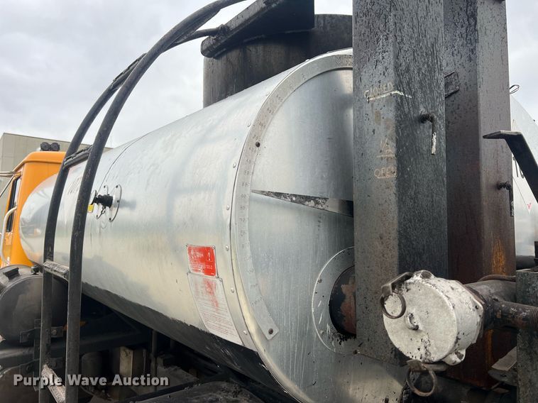 image for item NL9119 1996 International 4700  oil distributor truck