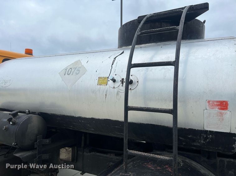 image for item NL9119 1996 International 4700  oil distributor truck