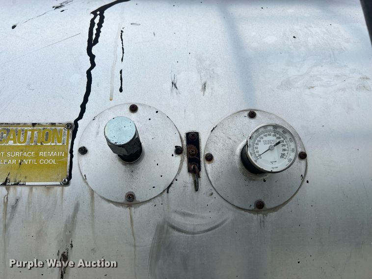 image for item NL9119 1996 International 4700  oil distributor truck