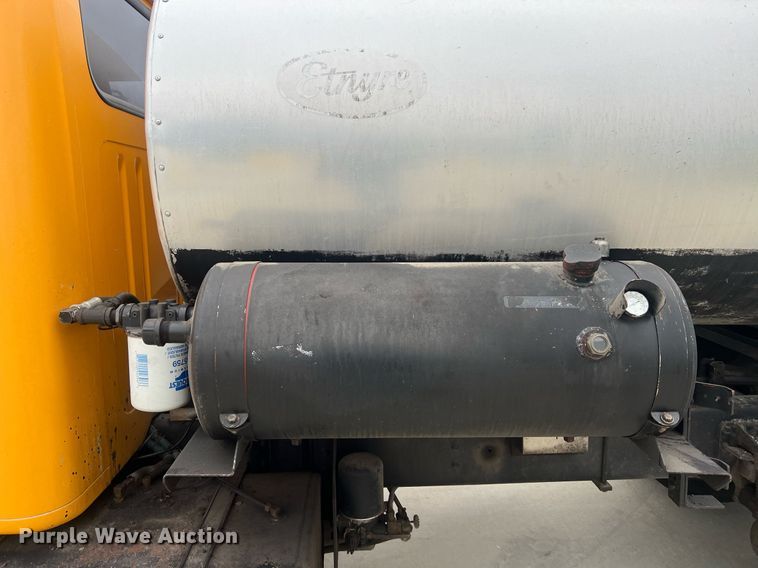 image for item NL9119 1996 International 4700  oil distributor truck