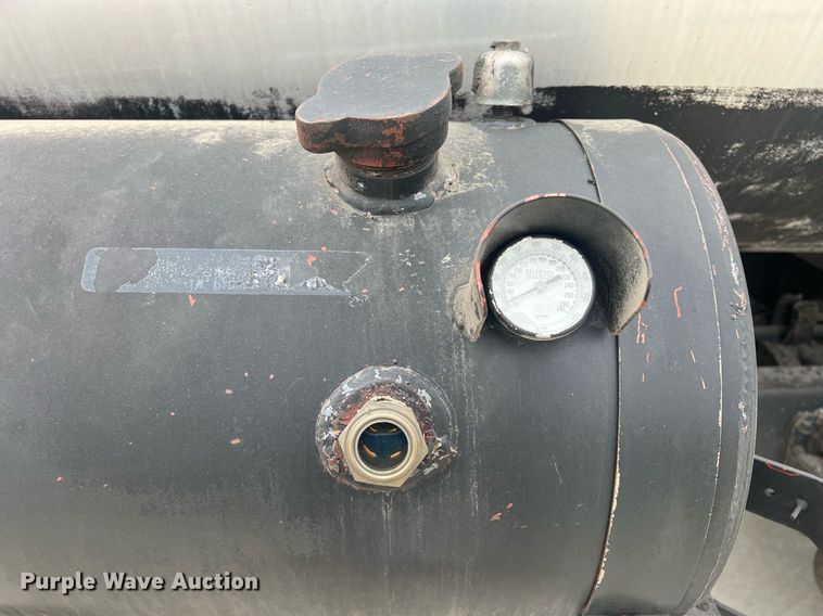 image for item NL9119 1996 International 4700  oil distributor truck