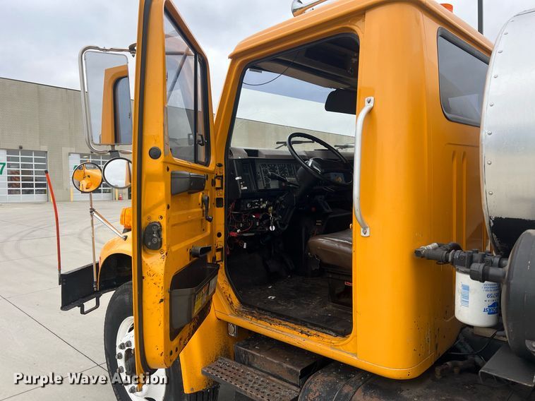 image for item NL9119 1996 International 4700  oil distributor truck