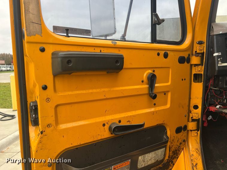 image for item NL9119 1996 International 4700  oil distributor truck