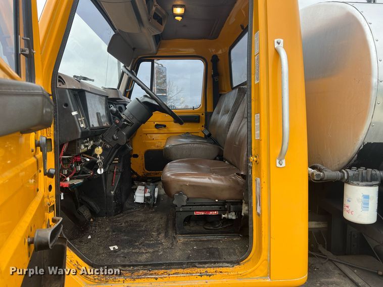 image for item NL9119 1996 International 4700  oil distributor truck