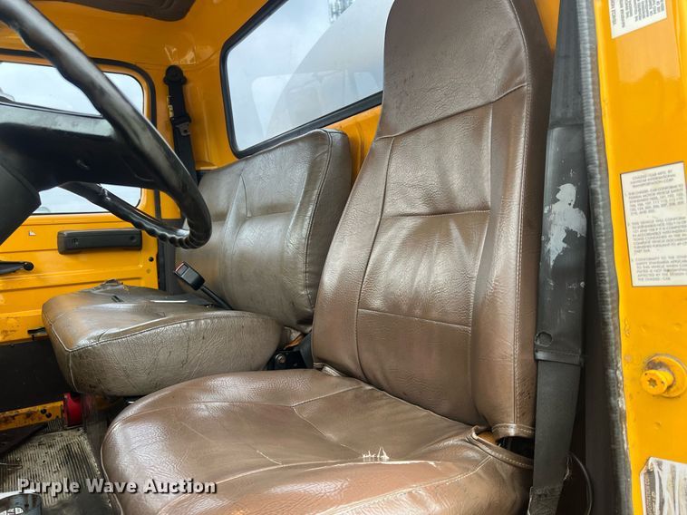 image for item NL9119 1996 International 4700  oil distributor truck