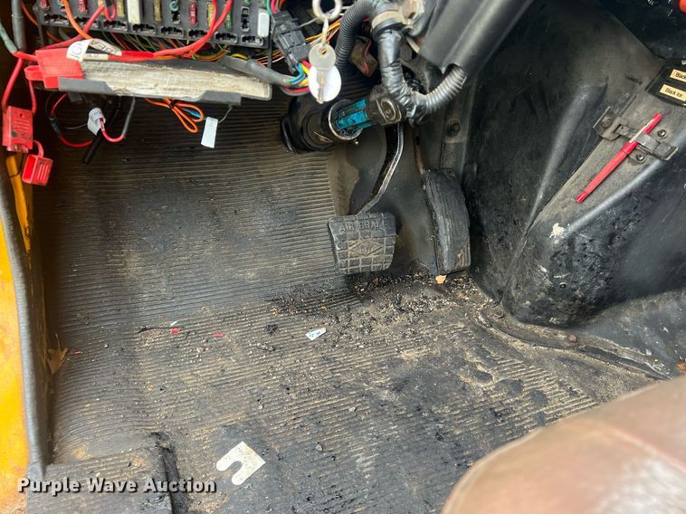 image for item NL9119 1996 International 4700  oil distributor truck