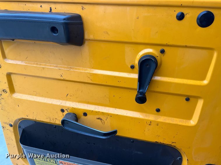 image for item NL9119 1996 International 4700  oil distributor truck