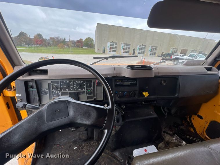 image for item NL9119 1996 International 4700  oil distributor truck