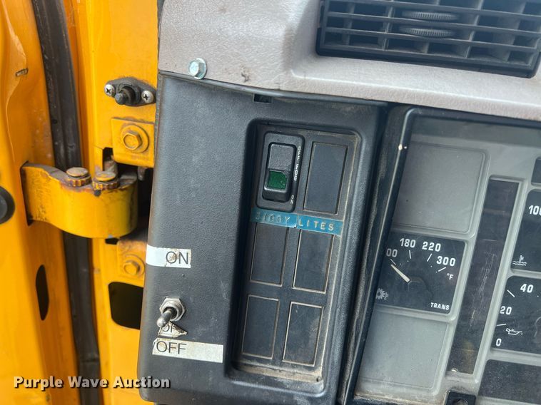 image for item NL9119 1996 International 4700  oil distributor truck