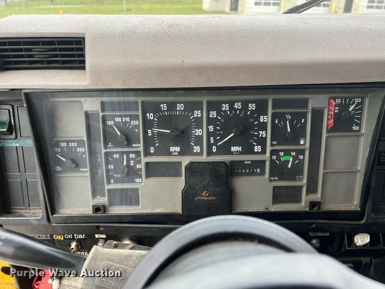 image for item NL9119 1996 International 4700  oil distributor truck