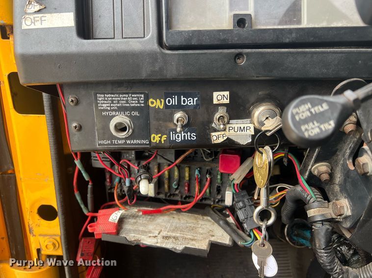 image for item NL9119 1996 International 4700  oil distributor truck