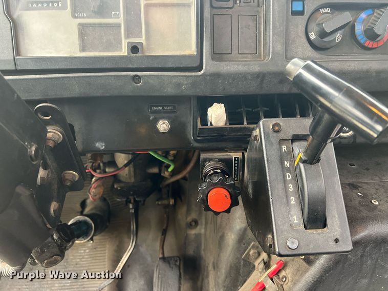 image for item NL9119 1996 International 4700  oil distributor truck