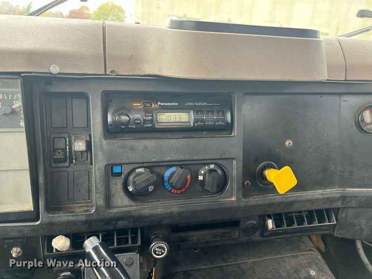 image for item NL9119 1996 International 4700  oil distributor truck