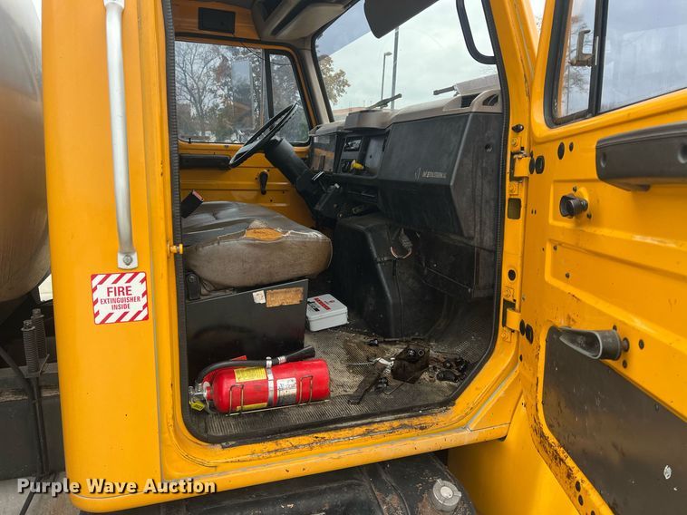 image for item NL9119 1996 International 4700  oil distributor truck