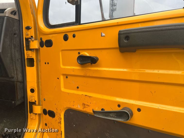 image for item NL9119 1996 International 4700  oil distributor truck