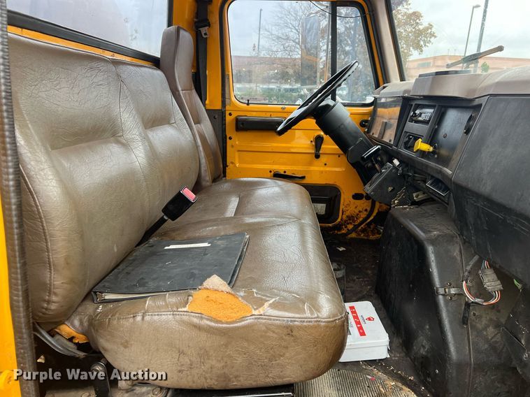 image for item NL9119 1996 International 4700  oil distributor truck