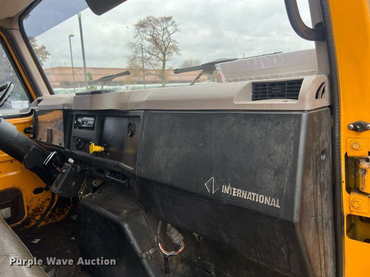 image for item NL9119 1996 International 4700  oil distributor truck