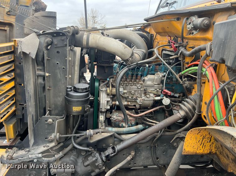 image for item NL9119 1996 International 4700  oil distributor truck