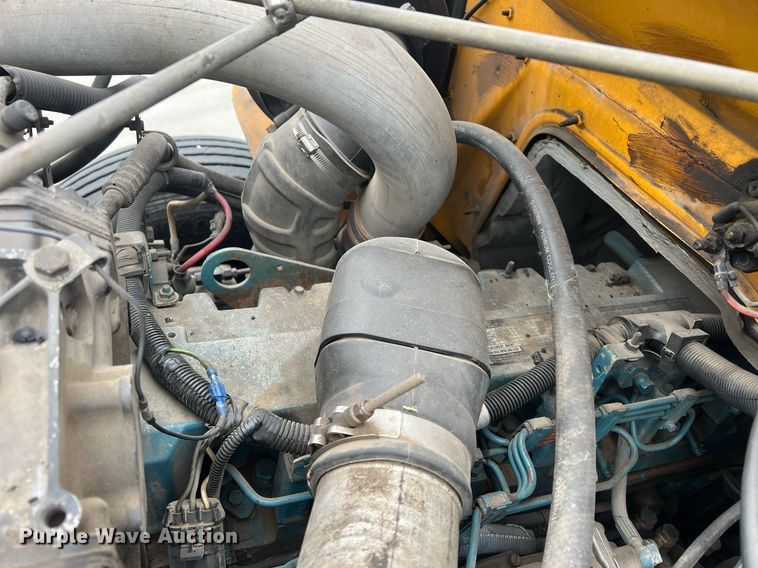 image for item NL9119 1996 International 4700  oil distributor truck