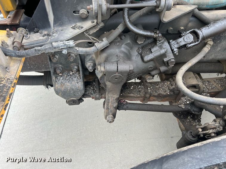 image for item NL9119 1996 International 4700  oil distributor truck