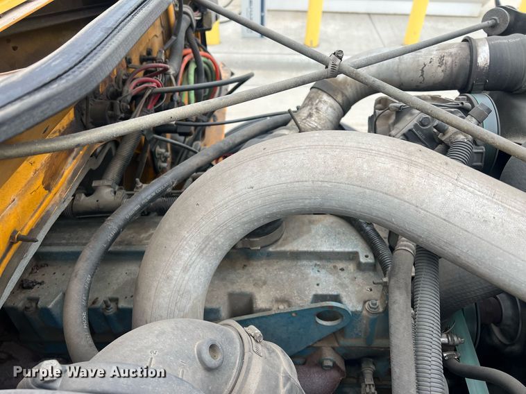 image for item NL9119 1996 International 4700  oil distributor truck