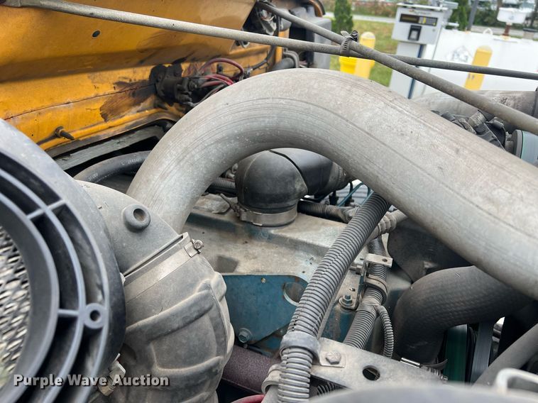 image for item NL9119 1996 International 4700  oil distributor truck