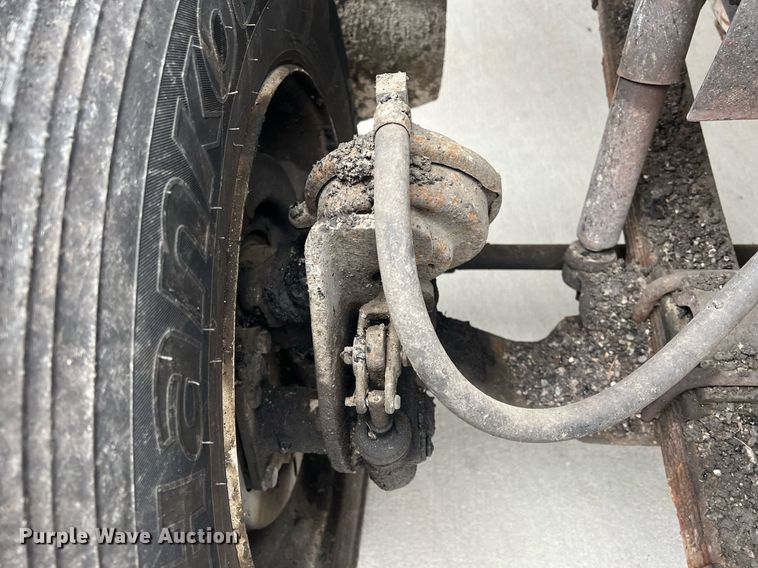 image for item NL9119 1996 International 4700  oil distributor truck