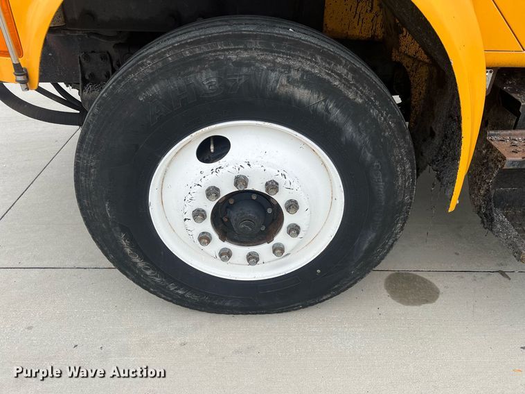 image for item NL9119 1996 International 4700  oil distributor truck